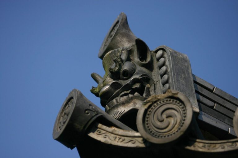 奈良県　東大寺の四月堂の鬼瓦