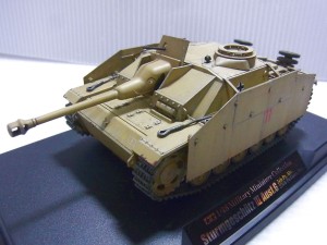 タミヤの1/48　ドイツIII号の完成品。黒い台座の上にあり、砲台やキャタピラ等細部が細かく再現されている。 