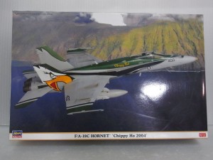 ハセガワ　1/48　F/A-18C HORNET Chippy Ho 2004　プラモデルの外箱。山の横を飛行機が飛んでいる様子が描かれている。機体には、鷹のイラストも有る。4967834096493