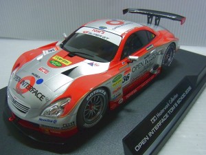 TOM'S SC430 2006のプラモデルの完成品。シルバーとレッドのボディカラー。黒い台座に乗っている。