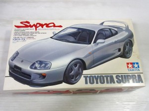 タミヤ　1/24 TOYOTA SUPRAの外箱。車体のイラストが描かれている。シルバーのボディカラー。赤い文字で車種名が書かれている。