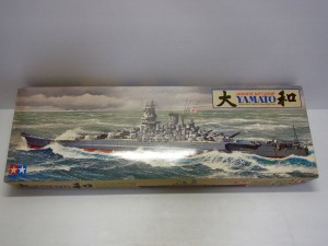 タミヤ　1/350 戦艦 大和の外箱。荒波の中、大和が波しぶきをあげている様子がイラストで描かれている。 空は曇り空。日章旗を掲げている。