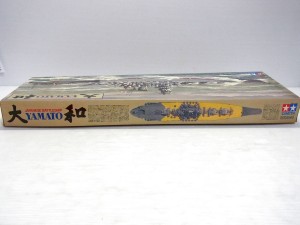 タミヤ　1/350 JAPANISE BATTLESHIP YAMATO プラモデルの外箱の側面。模型要目や、モーターライズシステムの説明、イラストも書かれている。