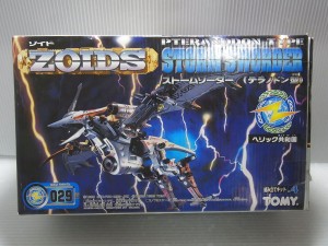 TOMY 1/72 ゾイド STORM SWORDERの外箱。雷が写る夜空に、羽を広げ羽ばたく様子が見える。灰色のボディカラー。