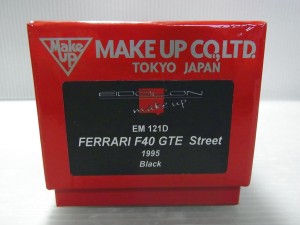 メイクアップ アイドロン 1/43 フェラーリ F40 GTE ストリート 1995の外箱。赤い箱に、黒いシールが貼ってあり、白い文字で商品名が記載されている。