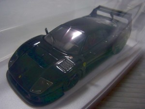  アイドロン 1/43 フェラーリ F40 GTE ストリート本体の画像。黒く光り、窓には光が反射している。