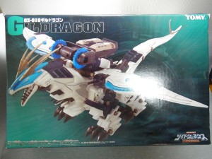 TOMY 1/72 ゾイド GZ-018 GILDRAGONの外箱。青い背景に、羽を広げ、口を開けて羽ばたくギルドラゴンの様子が見える。白と青ののボディカラー。