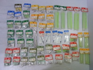 TETTRAのラジコンのパーツが並んでいる。商品名が書かれた台紙が色とりどりで、赤や緑や黄色などがある。