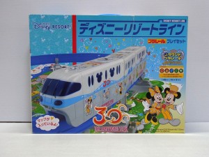  プラレール ディズニーリゾートライン 30周年記念の箱。キャラクターのイラストや、車両が写っている。