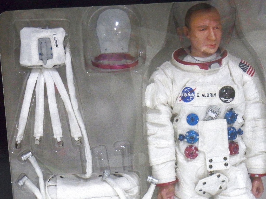 Buzz Aldrinの人形。白い宇宙服を着て、顔もリアルな仕上がり。