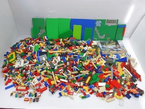 バラバラなレゴブロックが大量にある。色鮮やかで様々な形。