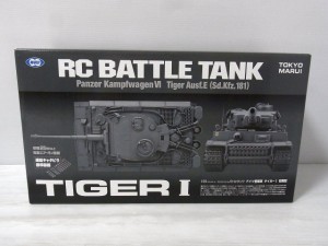  TOKYO MARUI TIGER I RCの外箱。白いロゴや車体が写っている。