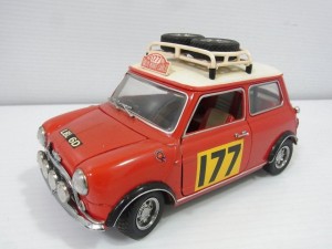  KYOSHO MORRIS MINI COOPER 1275Sの画像。赤色のミニカーの車体が写っている。