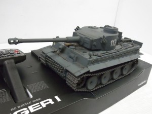  東京マルイ TIGER I 戦車RCの本体画像。左には送信機も写っている。