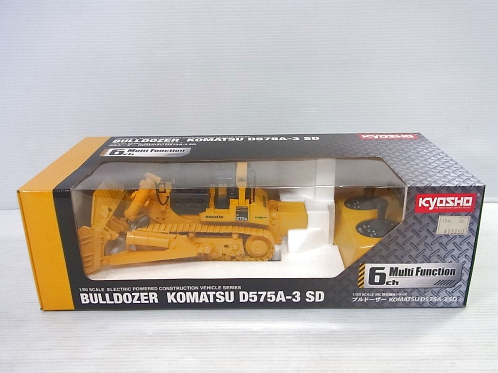 京商 1/50 ブルドーザー KOMATSU D575A-3 SDの画像。箱に入っており、中のラジコンが見える様になっている。