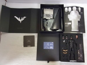  BAT MAN DX12フィギュアの展開した画像。人形や様々なパーツが見えた。