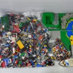 LEGO|レゴのブロックが置かれている。袋に入れてある物や、そのままの状態の物がある。