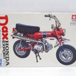 タミヤ 1/6 ダックス ホンダ ST70の箱。赤いバイクのイラストが描かれている。