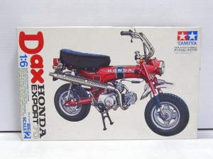 タミヤ 1/6 ダックス ホンダ ST70の箱。赤いバイクのイラストが描かれている。