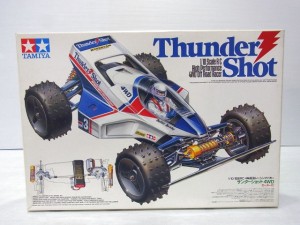 TAMIYA 1/10 RC Thunder shotの箱。白い箱にラジコンのイラストが書かれている。