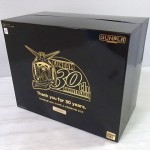 GUNPLA 1/144 プレミアムBOXの箱。黒い箱で金のイラストが書かれている。