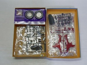 TAMIYA 1/6 Dax HONDA EXPORT 70の展開画像。パーツなどが入っている様子。