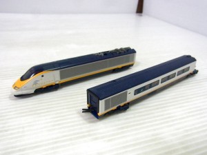  KATO 10-327 eurostar 8両基本セットの車体画像。白いボディに黄色いラインが入っている。