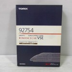 TOMIX 92754 ROMANCECAR VSE Setの箱。真ん中に赤い線のデザインが施されている。