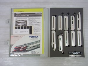 トミックス 小田急ロマンスカー50000形VSEセットの展開画像。白い車体が見えている。白い車体が見えている。