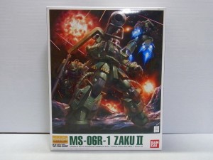  バンダイ MS-06R-1 ZAKU IIの箱画像。イラストが描かれている。