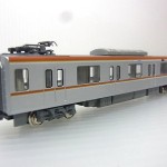 KATO 10-866 東京メトロ 1000系 有楽町線・副都心線 6両基本セットの車体画像。車体にカラーのラインが見えている。