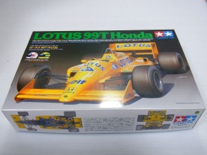  TAMIYA 1/20 ロータス 99T Hondaの箱。黄色い車体のイラストが描かれている。