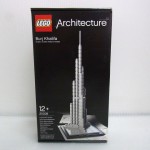 lego architecture burj khalifaの箱。パッケージには完成後の様子が写っている。