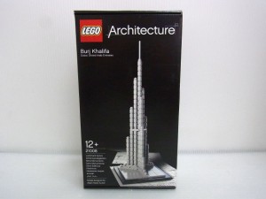 lego architecture burj khalifaの箱。パッケージには完成後の様子が写っている。