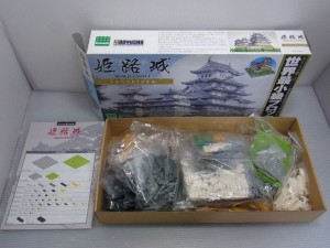 nano block 童友社 姫路城の展開画像。カラフルなブロックが入っている様子。