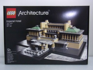 lego architecture imperial hotelの箱。パッケージには完成後の様子が写っている。