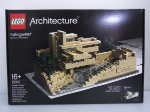 lego architecture fallingwaterの箱。パッケージには完成後のlego様子が写っている。