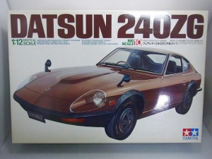 タミヤ 1/12 ダットサン 240ZGの箱。車体のイラストやロゴが描かれている。