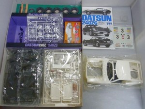 TAMIYA DATSUN 240ZGの展開画像。白いボディや黒いパーツなどが広げられている。