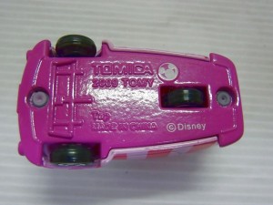 トミカ DM-EX05　タップ　チシャ猫の裏側の画像。ピンク色でロゴが見える。