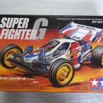 TAMIYA 1/10 RC SUPER FIGHTER Gの箱。白いロゴやラジコンのイラストが書かれている。