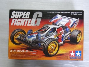 TAMIYA 1/10 RC SUPER FIGHTER Gの箱。白いロゴやラジコンのイラストが書かれている。