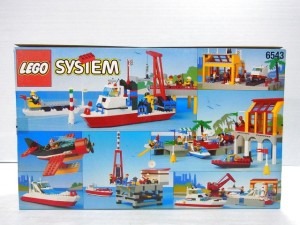  レゴ システム 6543 レジャーボートマリーナの箱。様々な乗り物やブロックが見える。