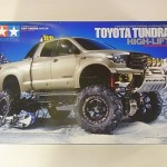 TAMIYA 1/10 RC toyota tundra青空の元、雪道を走る車の様子が写っている。