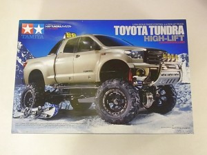 TAMIYA 1/10 RC toyota tundra青空の元、雪道を走る車の様子が写っている。