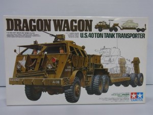 TAMIYA 1/32 US 40TON DRAGON WAGONの箱。車体のイラストやロゴが描かれている。