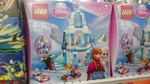 レゴ 41062 elsa ana ice castleの箱画像。キャラクターイラストや組立後のlegoの様子が写っている。