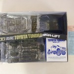 タミヤ 1/10 トヨタ タンドラ ハイリフトの展開画像。袋に入ったパーツなどが見える。