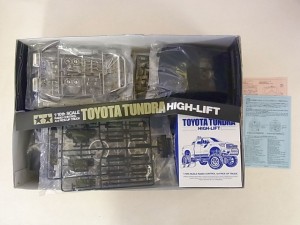 タミヤ 1/10 トヨタ タンドラ ハイリフトの展開画像。袋に入ったパーツなどが見える。  