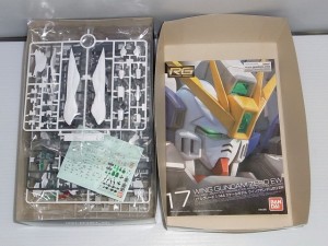 RGウイングガンダムゼロ、エンドレスワルツ版の箱の中身、取説、ランナーが載っています。